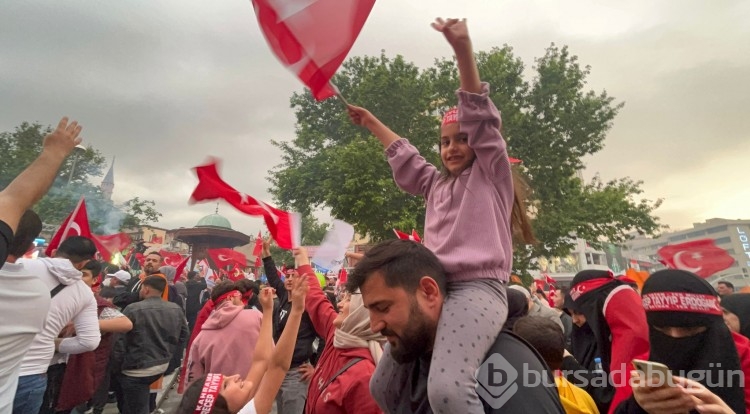 Bursa'da seçim sonuçları kutlanıyor