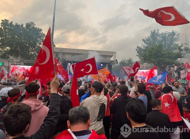 Bursa'da seçim sonuçları kutlanıyor