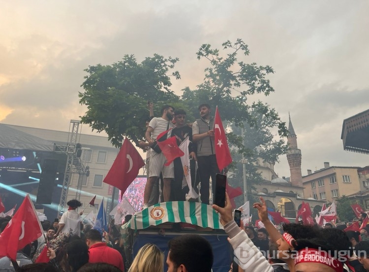 Bursa'da seçim sonuçları kutlanıyor