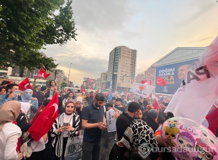 Bursa'da seçim sonuçları kutlanıyor