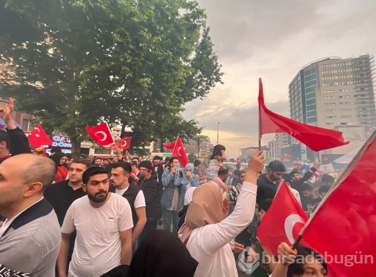 Bursa'da seçim sonuçları kutlanıyor