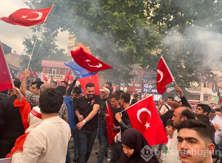Bursa'da seçim sonuçları kutlanıyor