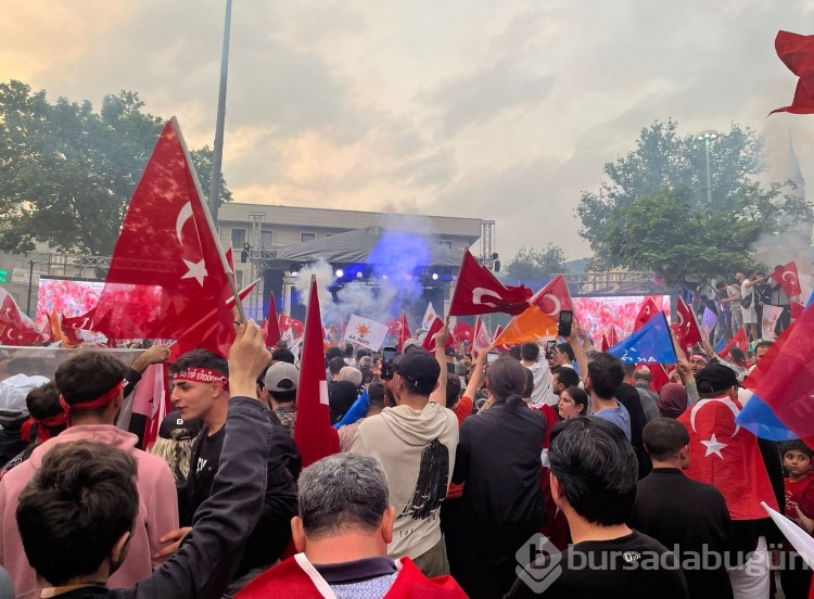 Bursa'da seçim sonuçları kutlanıyor