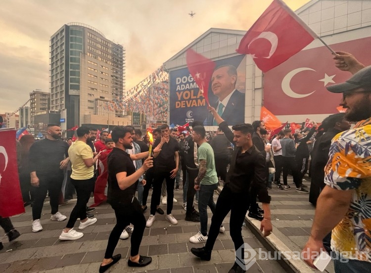 Bursa'da seçim sonuçları kutlanıyor