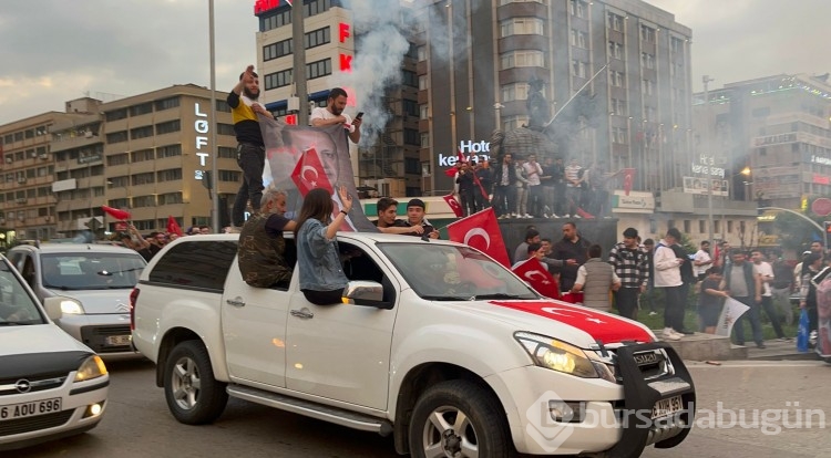 Bursa'da seçim sonuçları kutlanıyor