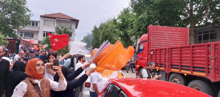 Bursa'da seçim sonuçları kutlanıyor