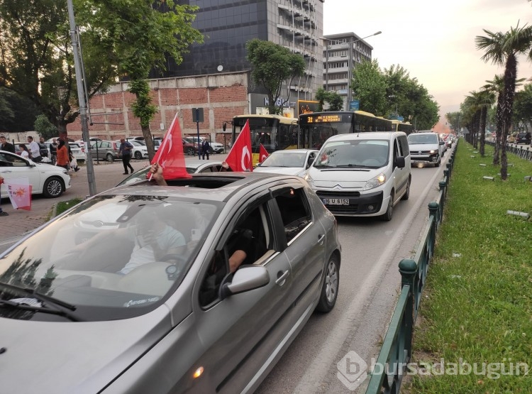 Bursa'da seçim sonuçları kutlanıyor