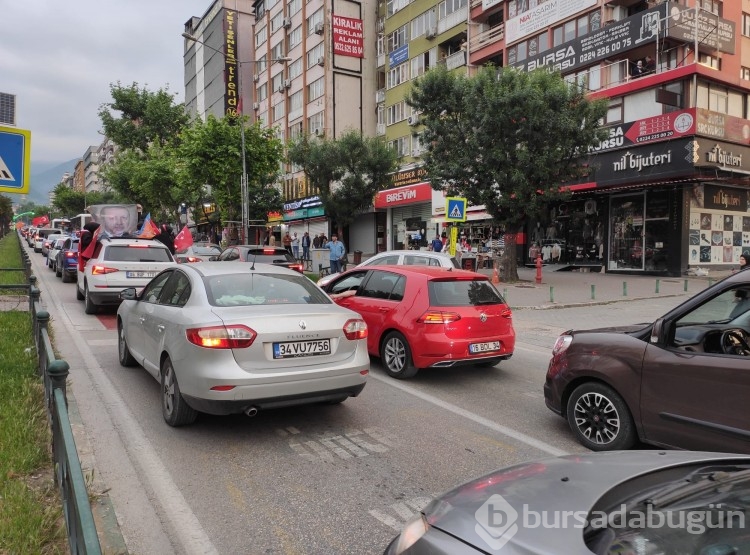 Bursa'da seçim sonuçları kutlanıyor