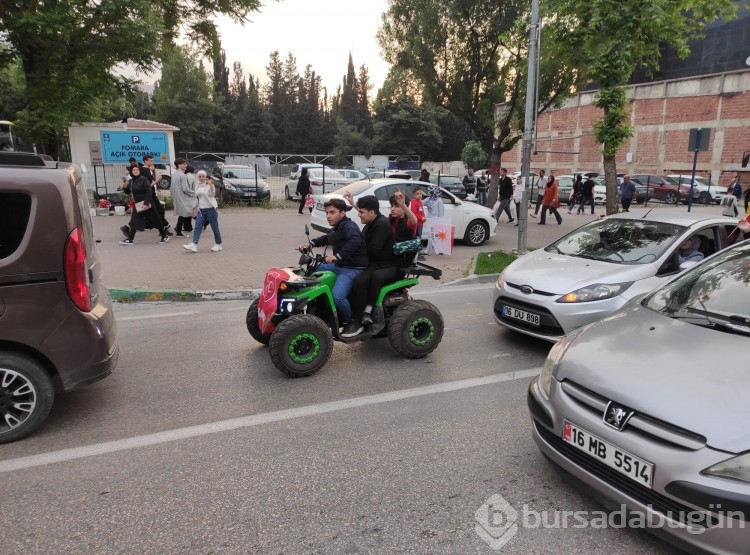 Bursa'da seçim sonuçları kutlanıyor