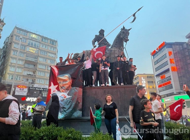 Bursa'da seçim sonuçları kutlanıyor