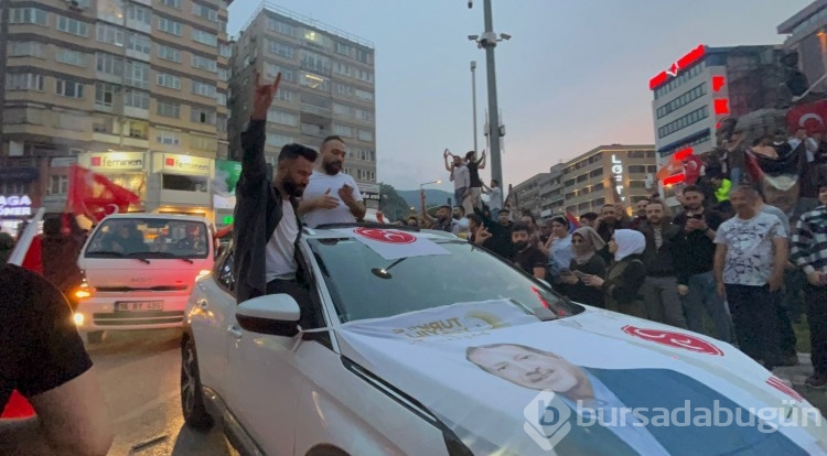 Bursa'da seçim sonuçları kutlanıyor