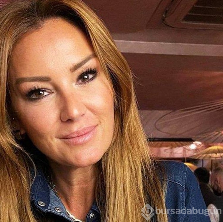 Pınar Altuğ'dan sandık başında poz
