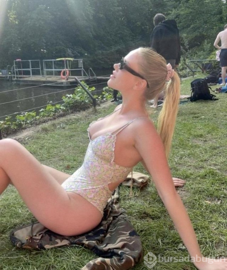 Oyuncu Serel Yereli çiçekli bikinisiyle parkta güneşlendi!