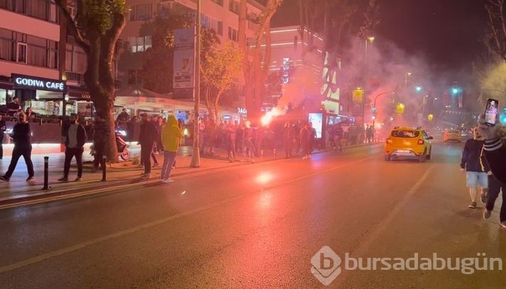 Fenerbahçeli taraftarlar Bağdat Caddesi'nde Galatasaraylı taraftarlara saldırdı