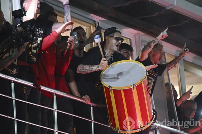 Galatasaray şampiyonluğu Florya'da taraftarıyla kutladı