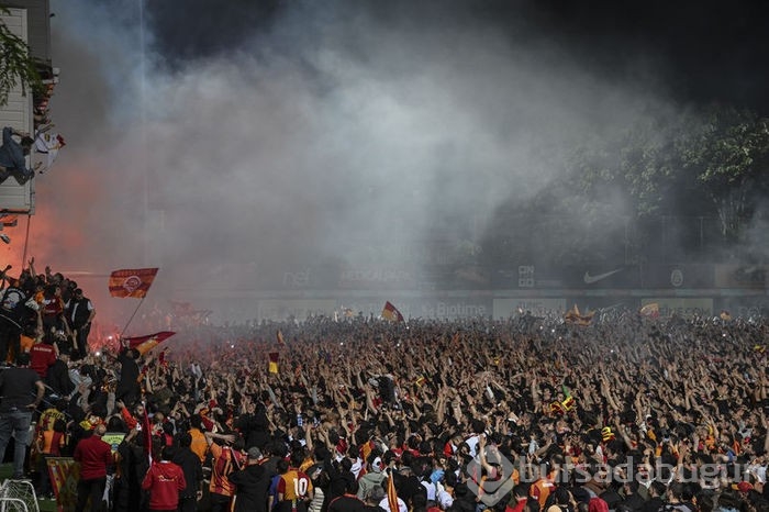 Galatasaray şampiyonluğu Florya'da taraftarıyla kutladı