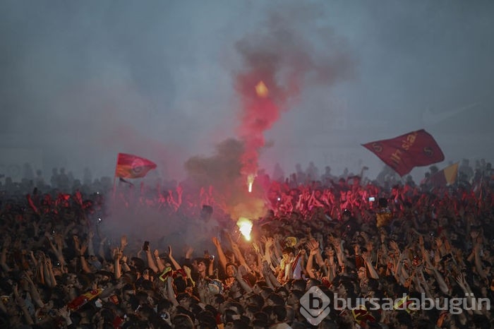 Galatasaray şampiyonluğu Florya'da taraftarıyla kutladı