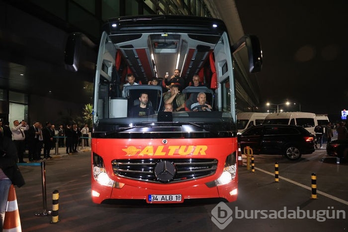 Galatasaray şampiyonluğu Florya'da taraftarıyla kutladı