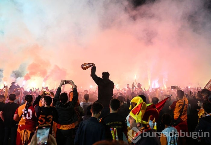 Galatasaray şampiyonluğu Florya'da taraftarıyla kutladı