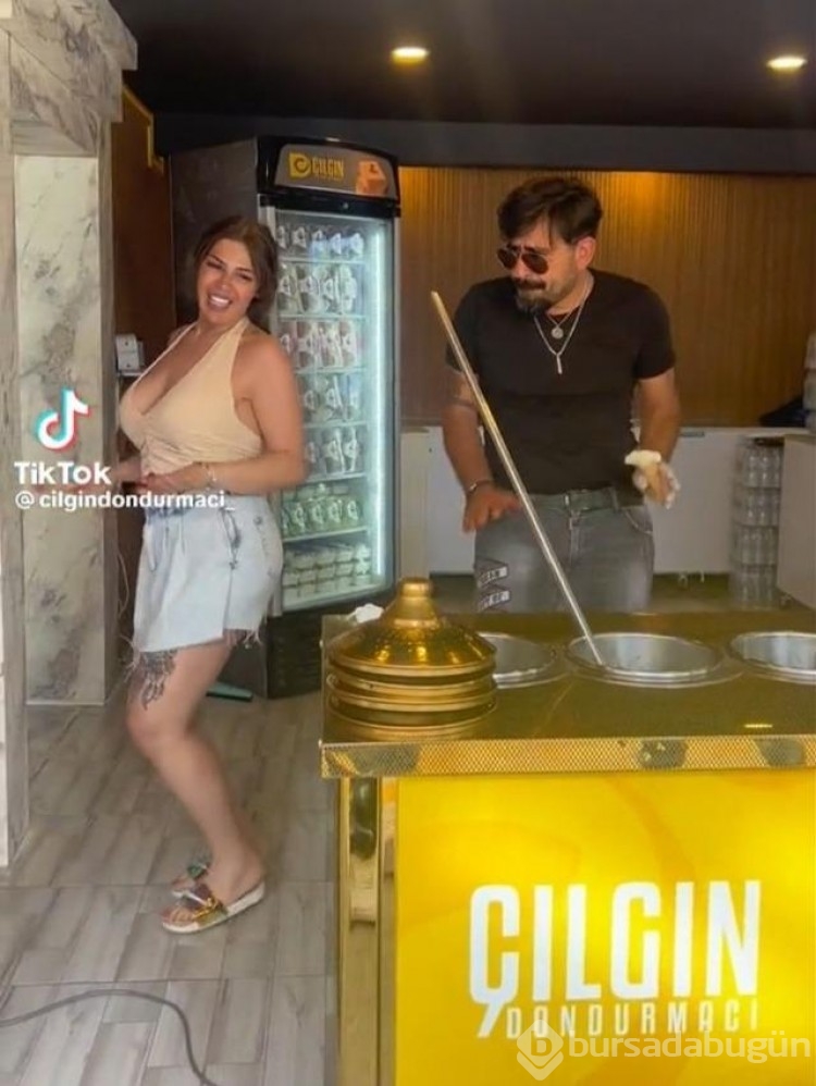 TikTok fenomeni Çılgın Dondurmacı'nın mini etekli müşterisiyle dansı gündem oldu!
