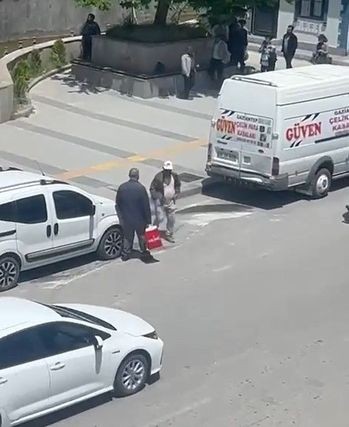 Katilin başına demir çubukla vurdu!