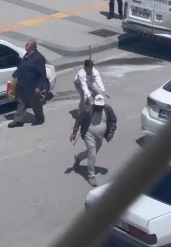 Katilin başına demir çubukla vurdu!