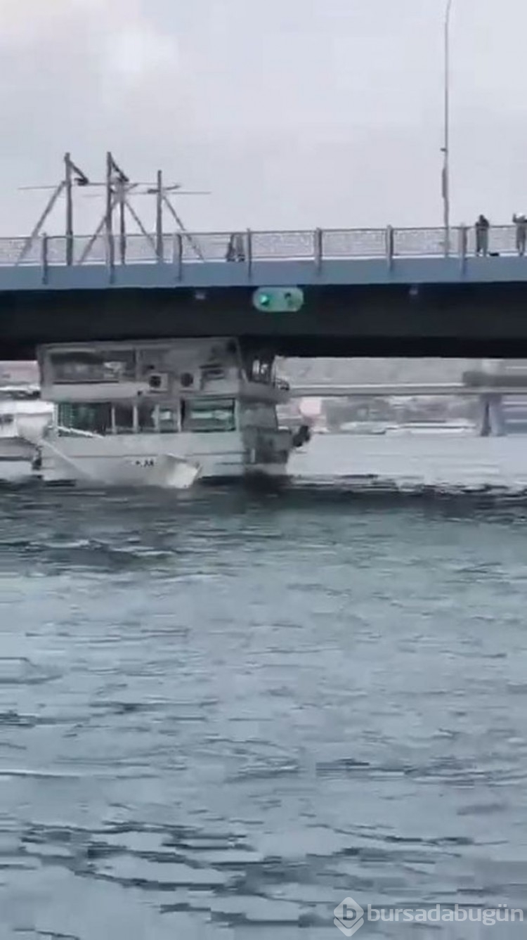 Tekne Galata Köprüsü'ne çarptı
