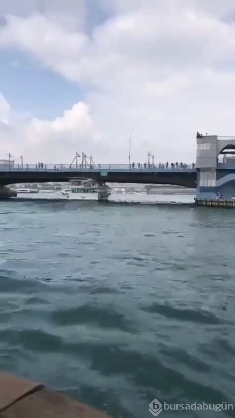 Tekne Galata Köprüsü'ne çarptı

