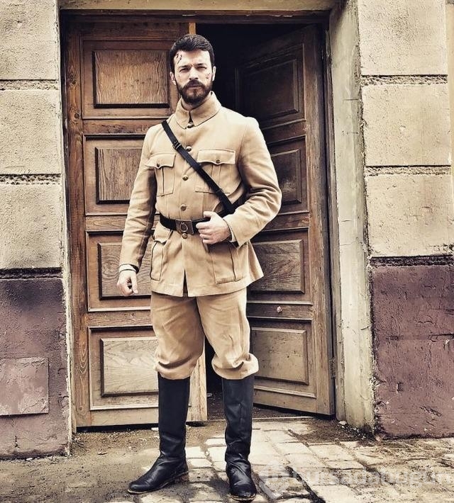Ünlü oyuncu Emre Taşkıran'ın sevgilisi güzelliğiyle büyüledi!