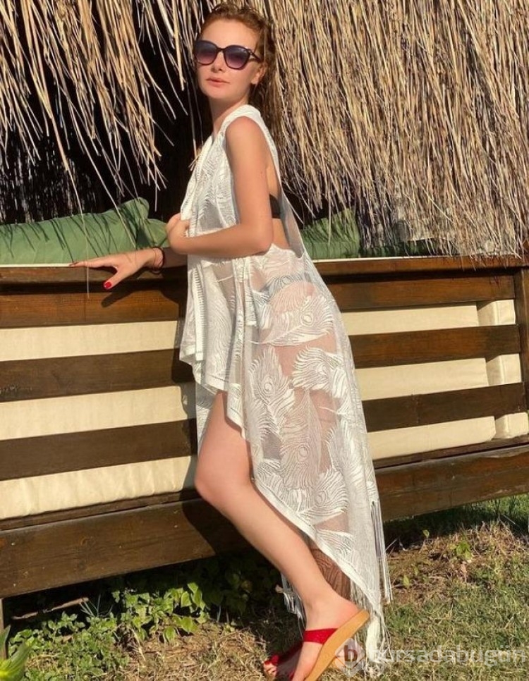 Adını Feriha Koydum'un Cansu'su Sedef Şahin dekolteli pozuyla mest etti