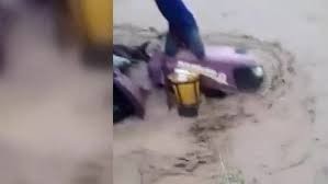 Traktörünü kurtarmak isterken ölümden döndü!
