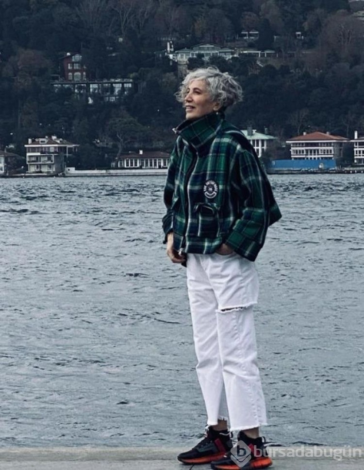 Güzel oyuncu Serenay Sarıkaya'nın annesini görenler şaşırıyor!
