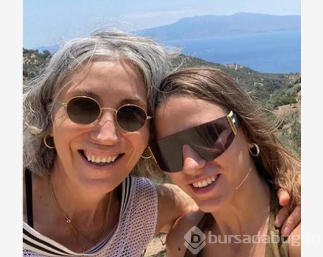 Güzel oyuncu Serenay Sarıkaya'nın annesini görenler şaşırıyor!