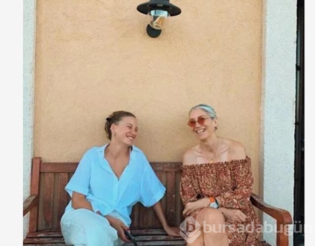 Güzel oyuncu Serenay Sarıkaya'nın annesini görenler şaşırıyor!
