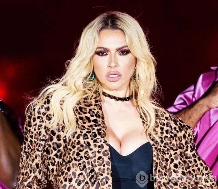 Hadise transparan elbisesiyle poz verdi! Sosyal medya yıkıldı