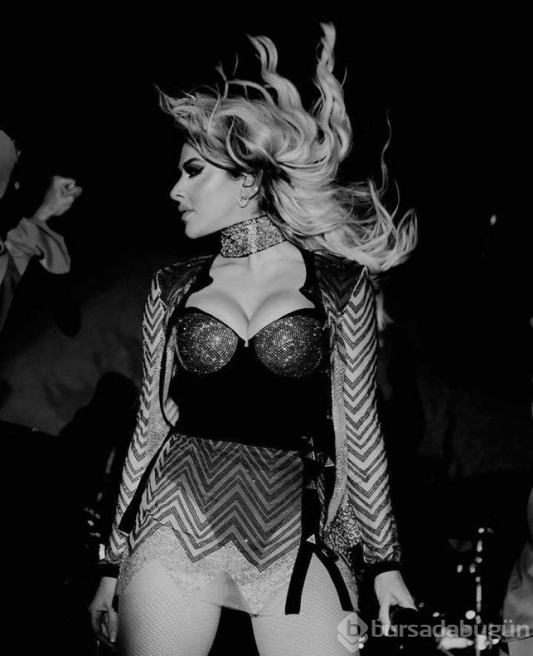 Hadise transparan elbisesiyle poz verdi! Sosyal medya yıkıldı