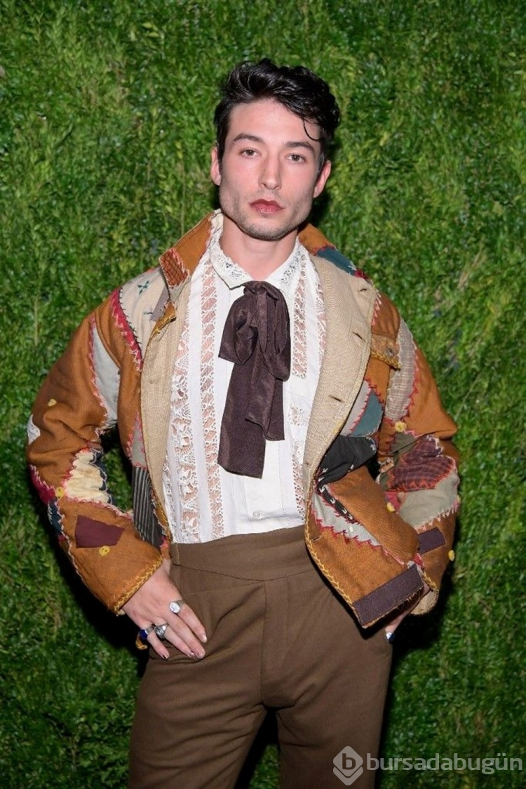 Ezra Miller Hollywood'un vazgeçilmezi olarak kalmaya devam ediyor