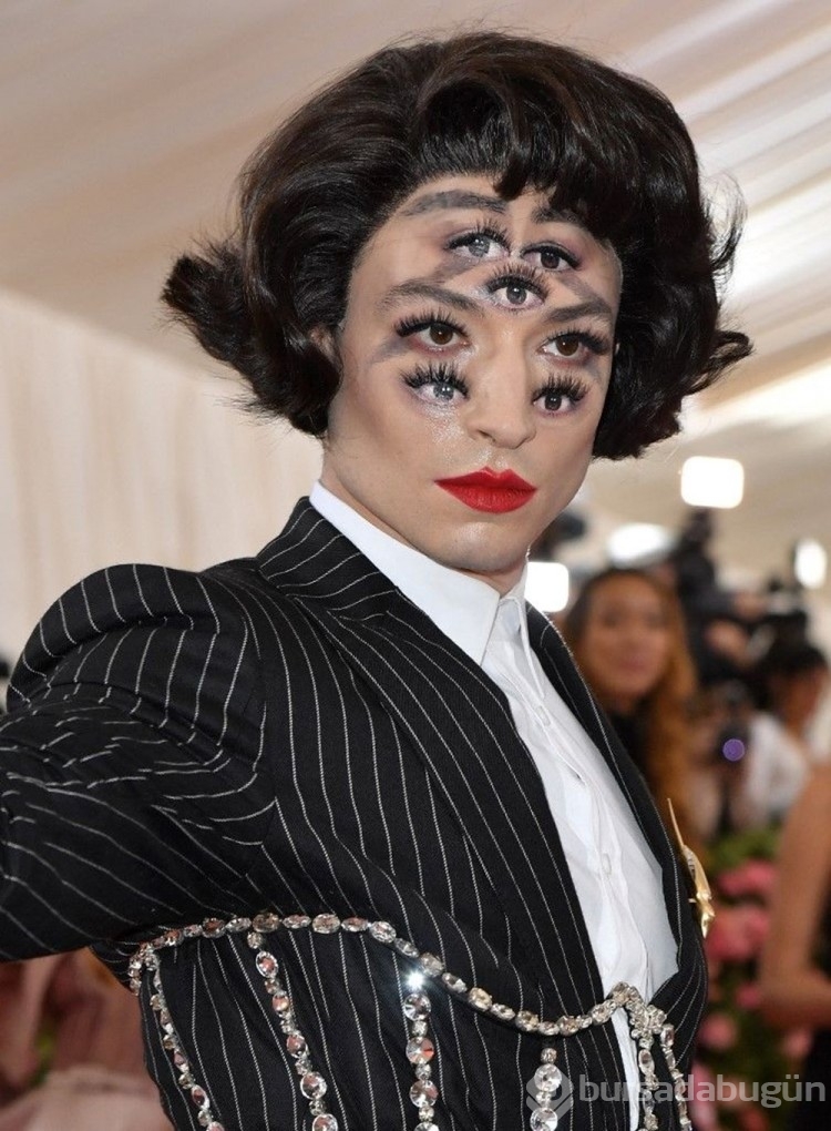 Ezra Miller Hollywood'un vazgeçilmezi olarak kalmaya devam ediyor