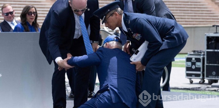 ABD Başkanı Joe Biden sahneden ayrıldığı sırada yere kapaklandı!