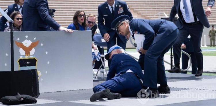 ABD Başkanı Joe Biden sahneden ayrıldığı sırada yere kapaklandı!