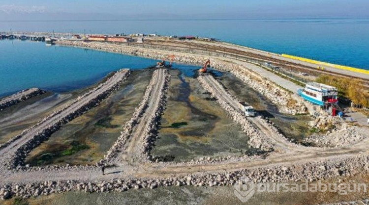Van Gölü'nden 1 milyon metreküp dip çamuru çıkarıldı