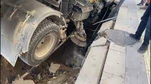 Elazığ'da ağır hasarlı binanın önündeki yol çöktü!