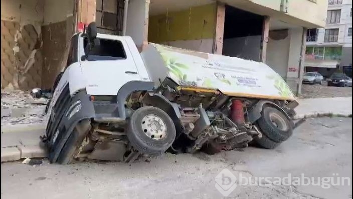Elazığ'da ağır hasarlı binanın önündeki yol çöktü!