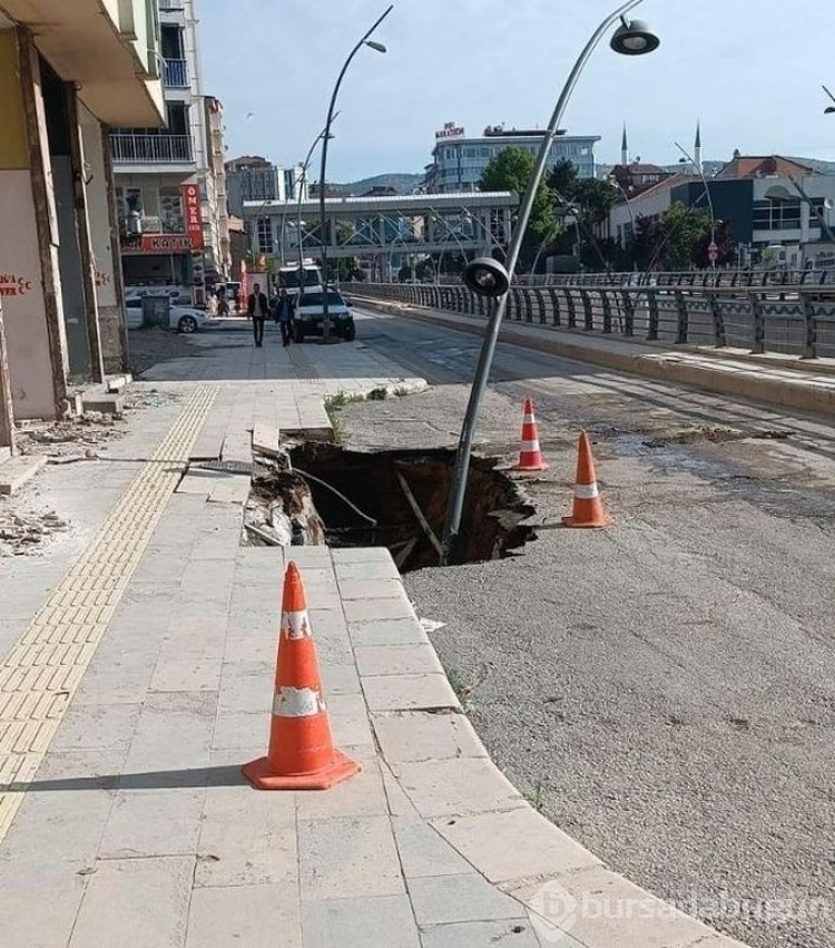 Elazığ'da ağır hasarlı binanın önündeki yol çöktü!