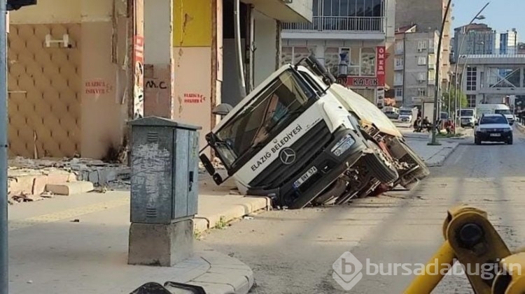 Elazığ'da ağır hasarlı binanın önündeki yol çöktü!