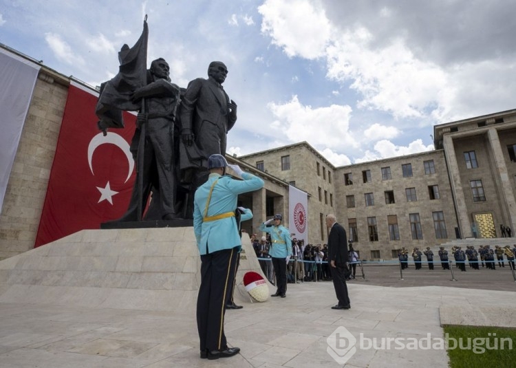 Milletvekilleri illerin alfabetik sıralamasına göre yemin ediyor
