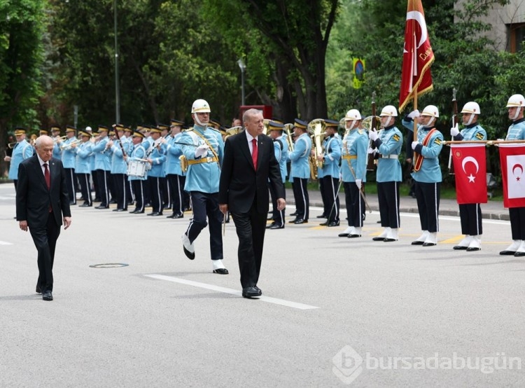 Milletvekilleri illerin alfabetik sıralamasına göre yemin ediyor
