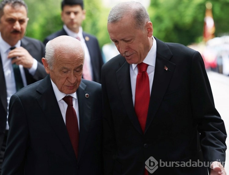 Milletvekilleri illerin alfabetik sıralamasına göre yemin ediyor
