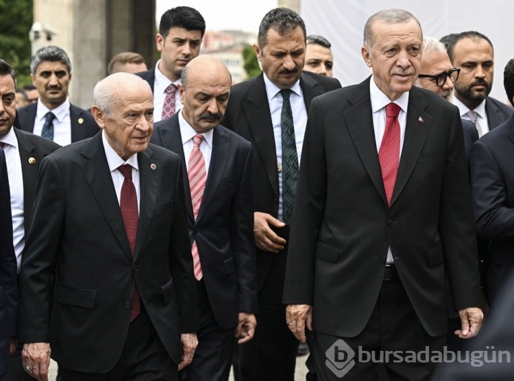 Milletvekilleri illerin alfabetik sıralamasına göre yemin ediyor
