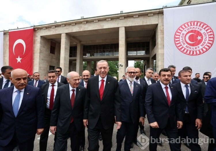 Milletvekilleri illerin alfabetik sıralamasına göre yemin ediyor
